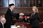 Advisor Ronald giving diploma to PhD candidate Lisa Oskam